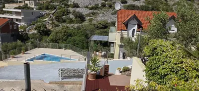 Bazen u objektu Villa Olive Tree ili u blizini