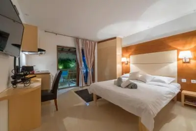 Krevet ili kreveti u jedinici u objektu Murter-Center, studio for 2 with sauna &Jacuzzi id 678