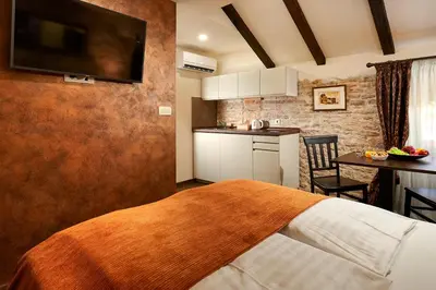 Kuhinja ili čajna kuhinja u objektu Rustic Apartments Sv Frane in the old town