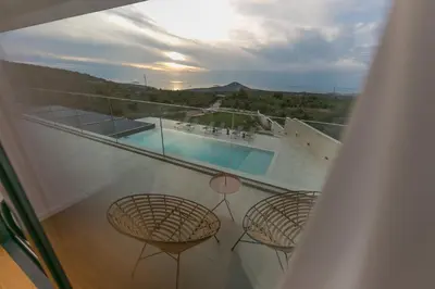 Bazen u objektu Villa Korina ili u blizini