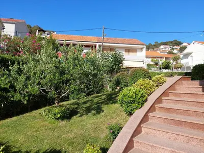Vrt u objektu Apartment Polic