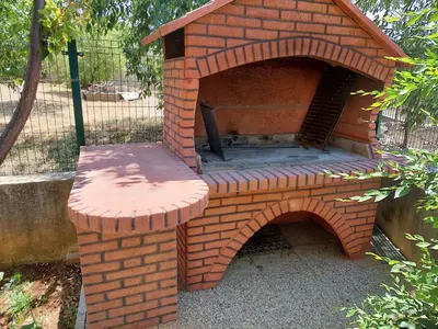 Oprema za roštilj dostupna gostima apartmana