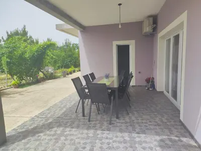Popločani dio dvorišta ili vanjski dio objekta Home Lucić