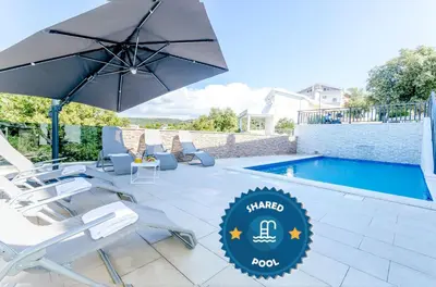 Bazen u objektu Apartments Katic ili u blizini