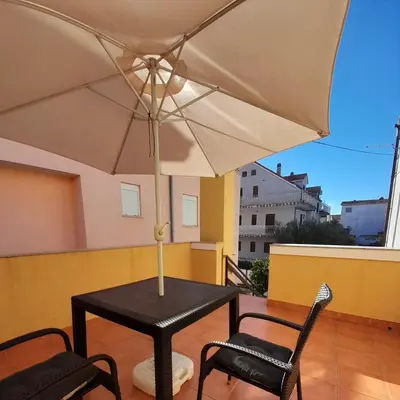 Popločani dio dvorišta ili vanjski dio objekta Apartmani Zvonimir