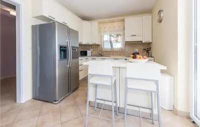 Kuhinja ili čajna kuhinja u objektu Five-Bedroom Holiday Home In Rogoznica