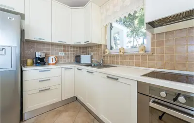 Kuhinja ili čajna kuhinja u objektu Five-Bedroom Holiday Home In Rogoznica