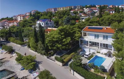 Bazen u objektu Five-Bedroom Holiday Home In Rogoznica ili u blizini