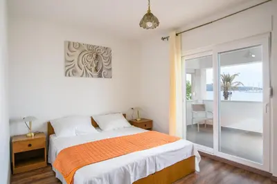 Krevet ili kreveti u jedinici u objektu Apartments by the sea Rogoznica - 11929
