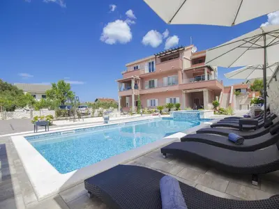 Bazen u objektu Grebastica Poolside Villa ili u blizini