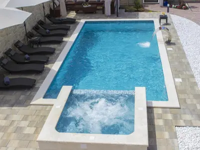 Bazen u objektu Grebastica Poolside Villa ili u blizini