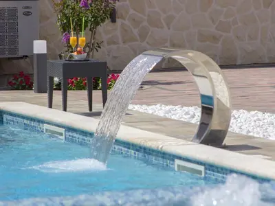 Bazen u objektu Grebastica Poolside Villa ili u blizini
