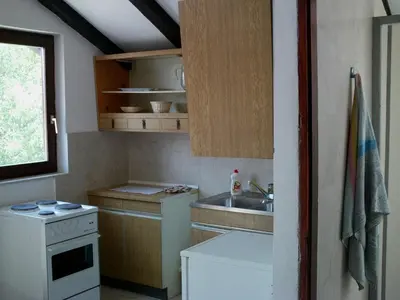 Kuhinja ili čajna kuhinja u objektu Apartment in Zlarin with balcony, W-LAN, washing machine (3813-1)