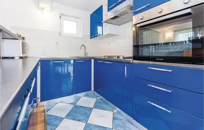 Kuhinja ili čajna kuhinja u objektu Four-Bedroom Holiday Home In Primosten