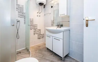 Kupaonica u objektu Four-Bedroom Holiday Home In Primosten