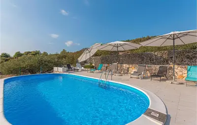 Bazen u objektu Four-Bedroom Holiday Home In Primosten ili u blizini