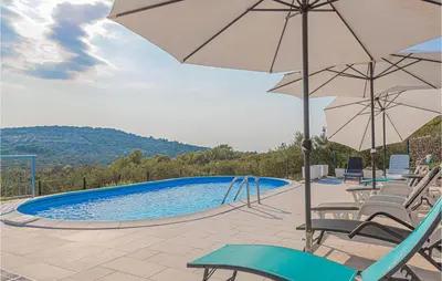 Bazen u objektu Four-Bedroom Holiday Home In Primosten ili u blizini