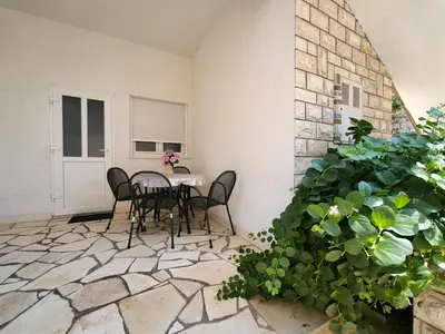 Popločani dio dvorišta ili vanjski dio objekta Apartmani Suton
