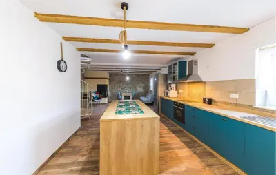Kuhinja ili čajna kuhinja u objektu Two-Bedroom Holiday Home In Ljubitovica