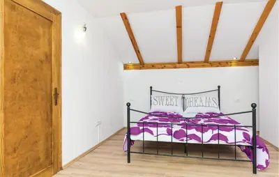 Krevet ili kreveti u jedinici u objektu Two-Bedroom Holiday Home In Ljubitovica