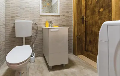 Kupaonica u objektu Two-Bedroom Holiday Home In Ljubitovica