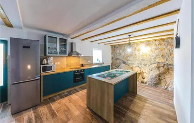 Kuhinja ili čajna kuhinja u objektu Two-Bedroom Holiday Home In Ljubitovica