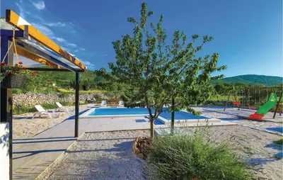 Bazen u objektu Two-Bedroom Holiday Home In Ljubitovica ili u blizini