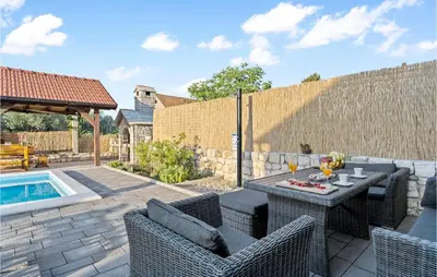 Bazen u objektu Gorgeous Home In Drinovci With Wifi ili u blizini