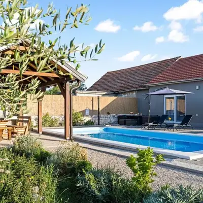 Gorgeous Home In Drinovci With Wifi