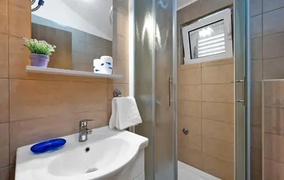 Kupaonica u objektu Four-Bedroom Holiday Home In Rogoznica