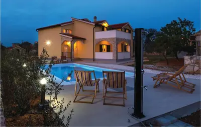 Bazen u objektu Four-Bedroom Holiday Home In Miljevci ili u blizini