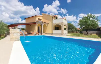 Bazen u objektu Four-Bedroom Holiday Home In Miljevci ili u blizini
