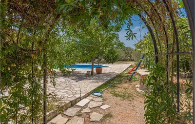 Bazen u objektu Three-Bedroom Holiday Home In Lozovac ili u blizini