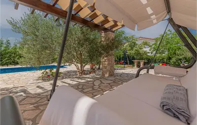 Bazen u objektu Three-Bedroom Holiday Home In Lozovac ili u blizini