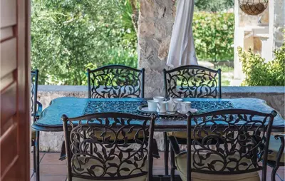 Popločani dio dvorišta ili vanjski dio objekta Three-Bedroom Holiday Home In Lozovac