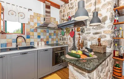 Kuhinja ili čajna kuhinja u objektu Three-Bedroom Holiday Home In Lozovac