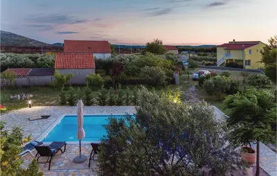 Bazen u objektu Three-Bedroom Holiday Home In Lozovac ili u blizini