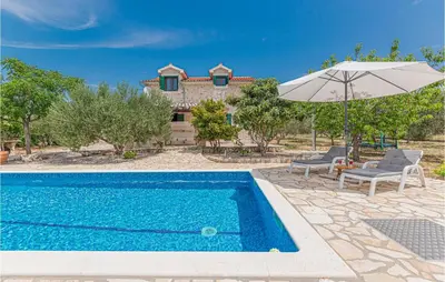 Bazen u objektu Three-Bedroom Holiday Home In Lozovac ili u blizini
