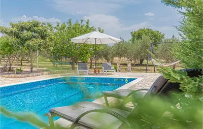 Bazen u objektu Three-Bedroom Holiday Home In Lozovac ili u blizini