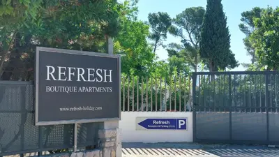 Certifikat, nagrada, logo ili neki drugi dokument izložen u objektu Refresh Boutique Apartments