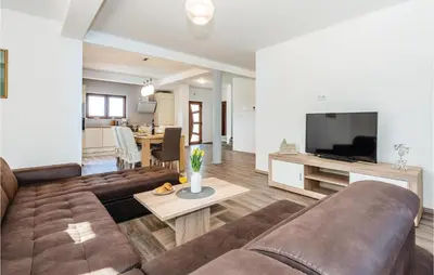 TV i/ili zabavni centar u objektu Four-Bedroom Holiday Home In Bilice