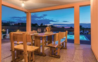 Bazen u objektu Four-Bedroom Holiday Home In Bilice ili u blizini