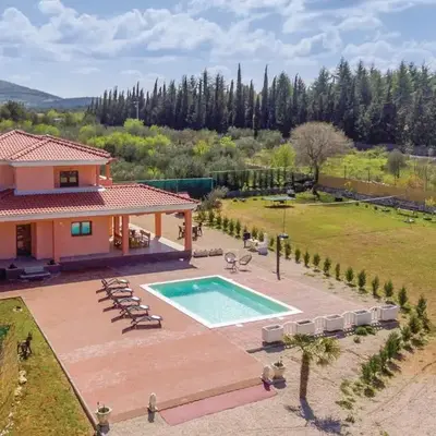Four-Bedroom Holiday Home In Bilice