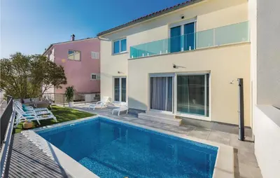 Bazen u objektu Four-Bedroom Holiday Home In Sibenik ili u blizini