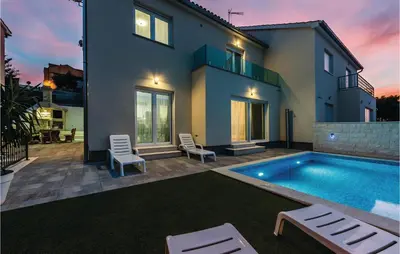 Bazen u objektu Four-Bedroom Holiday Home In Sibenik ili u blizini