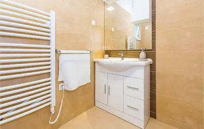 Kupaonica u objektu Four-Bedroom Holiday Home In Sibenik