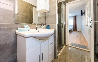 Kupaonica u objektu Four-Bedroom Holiday Home In Sibenik