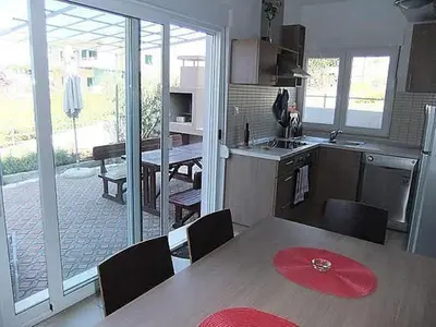 Kuhinja ili čajna kuhinja u objektu Apartment in Dolac near the Sea