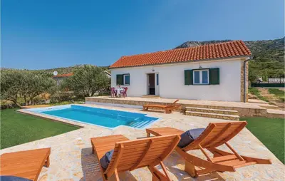 Bazen u objektu One-Bedroom Holiday Home In Donje Polje ili u blizini