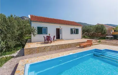 Bazen u objektu One-Bedroom Holiday Home In Donje Polje ili u blizini